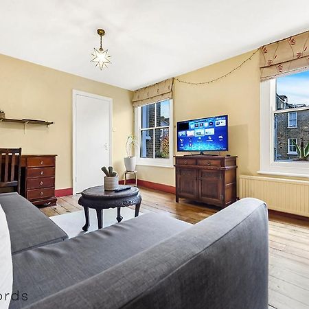 Peaceful 2-Bedroom Flat Near Queens Park Station ロンドン エクステリア 写真