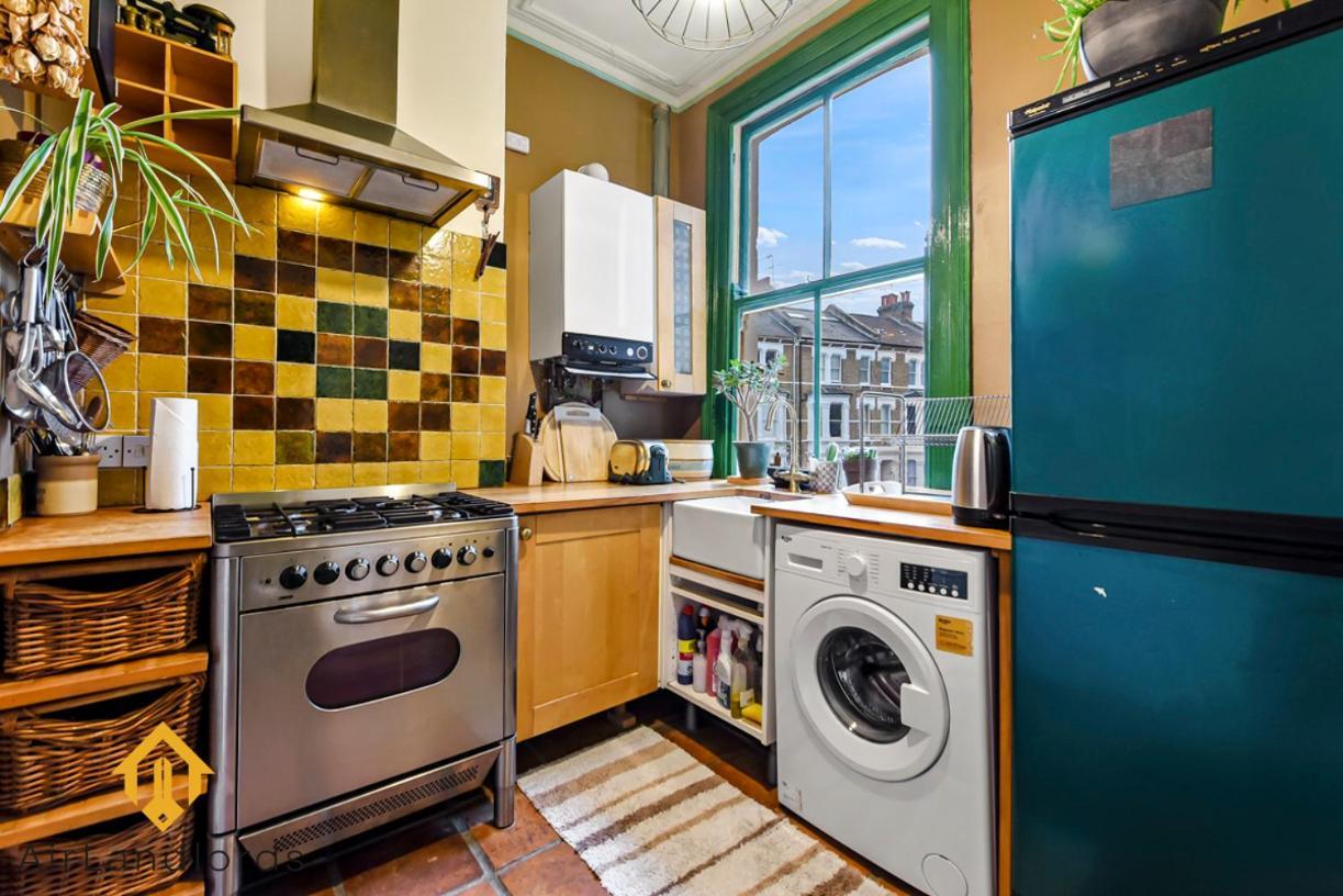 Peaceful 2-Bedroom Flat Near Queens Park Station ロンドン エクステリア 写真