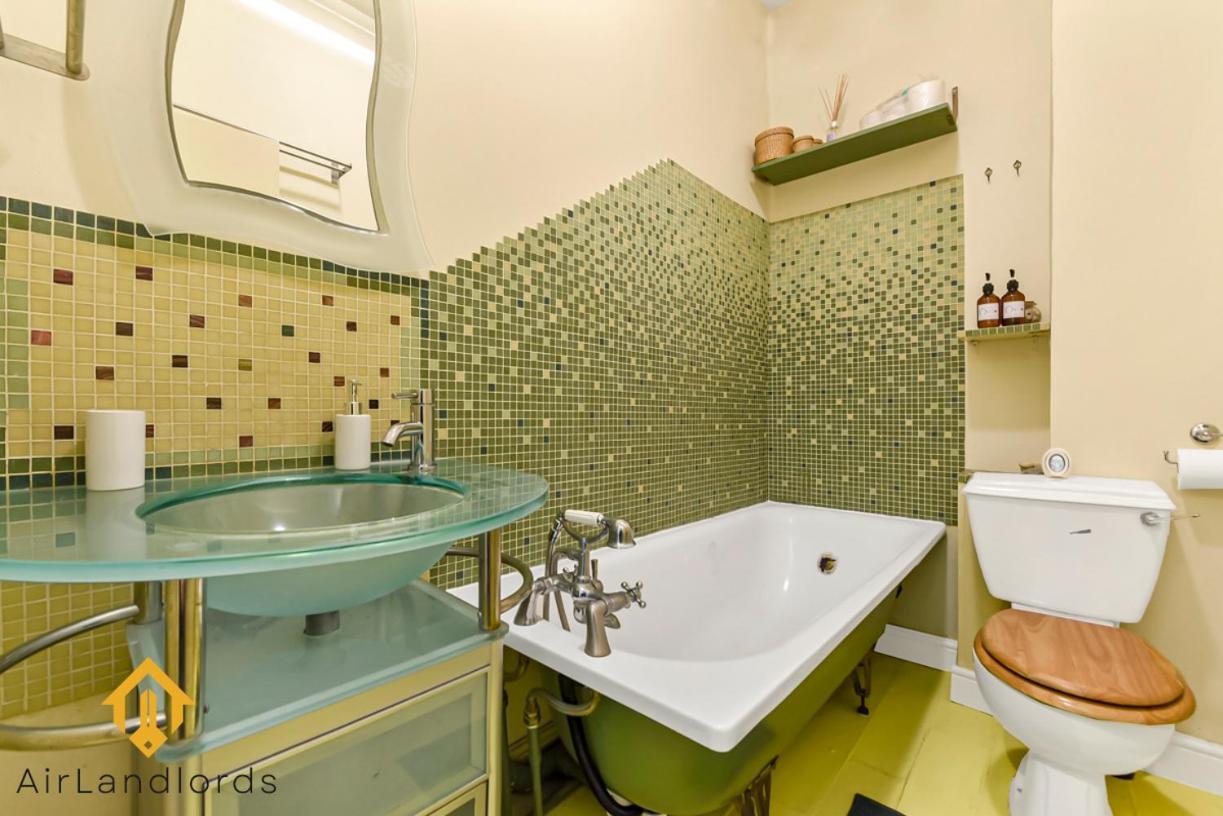 Peaceful 2-Bedroom Flat Near Queens Park Station ロンドン エクステリア 写真